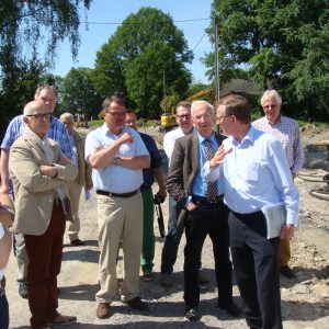 Auf dem Bild zu erkennen: Ausschuss-Vorsitzender Klaus Tönshoff im Gespräch mit dem Leitenden Kreisbaudirektor Josef Rakel (rechts) und dem Fachbereichsleiter Bauen und Umwelt Frank Scheffer.