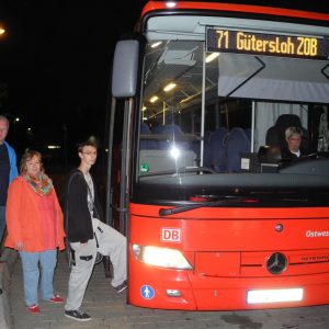 Udo Brune und Liane Fülling, Kreistagsmitglieder der SPD-Fraktion, begrüßen den Auszubildenden Devon Wunderlich auf der Premierenfahrt der zusätzlichen Schnellbusverbindung zum Schulbeginn